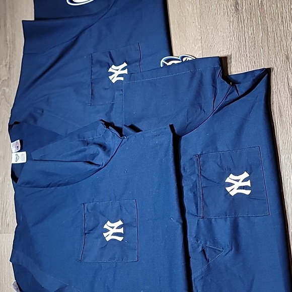 SELLING 3 MEDICAL SCRUB YANKEES TOPS AS A BUNDLE SIZE XXL - Picture 8 of 8